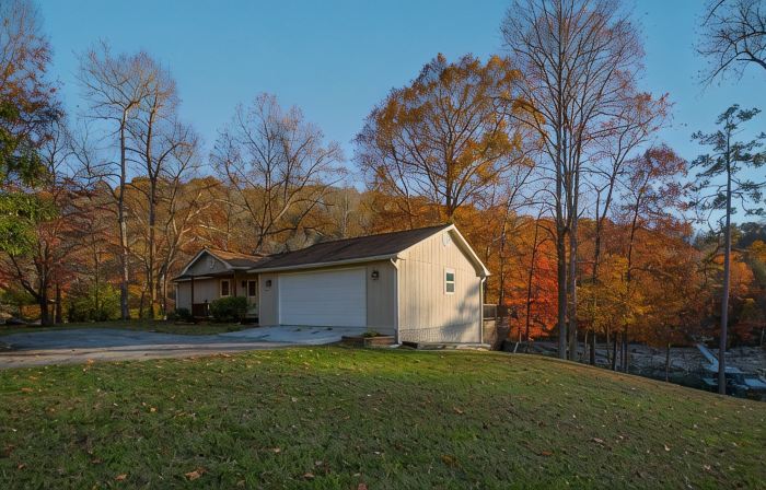 Lakefront Norris Lake house. Dock, Minimal Stairs. Close to I-75, Jacksboro, TN
