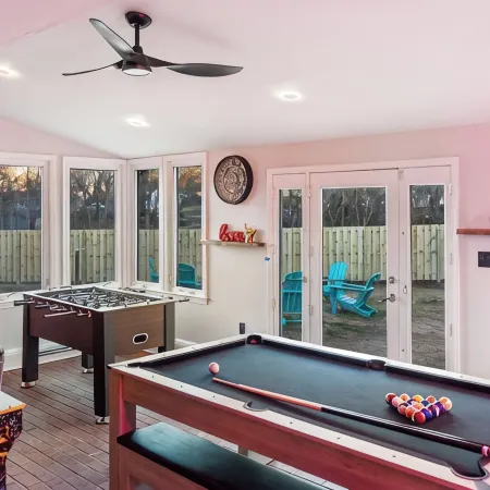 Luxury Home. Hot-tub, close to IAD & Hylton PAC.