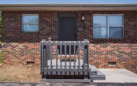 Quiet 2BD rental with mountain views close to JCMC