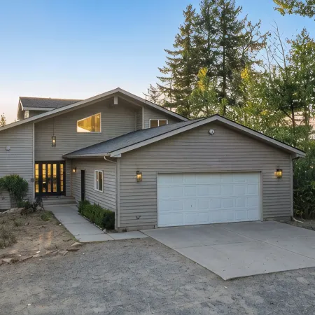 Lakeview Retreat – Spacious 6,000 Sq Ft Home on 21 Acres