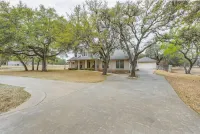 Charming 4BDRM Home / Pool & Hot Tub / Near Wineries!
