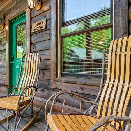 Couples Cabin - Private Hot Tub - 1 Mile to Parkway