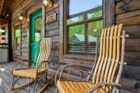 Couples Cabin - Private Hot Tub - 1 Mile to Parkway - Romanttinen