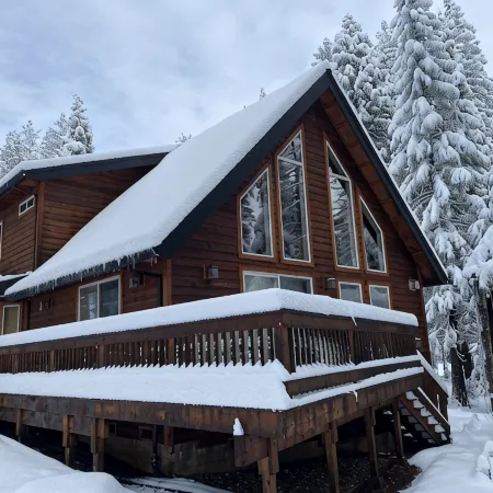 Upscale Mountain Chalet in Blue Lake Springs, Free Wifi/Cable, Gas Fireplace