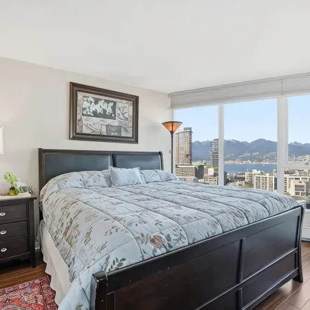 Luxury Downtown Ocean+Mountain views A/C Comfort Pool / hot tub/ sauna/ gym