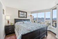 Luxury Downtown Ocean+Mountain views A/C Comfort Pool / hot tub/ sauna/ gym - อ่างจากุชชี่