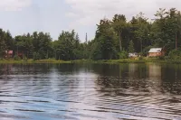 Secluded Cottage on Stella Lake.Row Boat with private boat landing site - Homestays