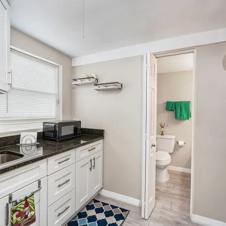 Cozy 1-Bedroom Retreat Near Downtown & Legoland