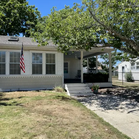 4 Short Blocks to the Beach! Beautiful Sunny Home - Deck & Covered Patio