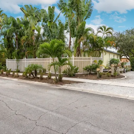 Tropical Oasis W/Heated Pool 2 miles to the Beach