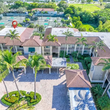 3 Pools, lazy river, walk to 5th ave restaurants!