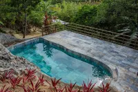 Charming 1-bedroom chalet in lush Poas with cascading pools & raw nature  WiFi - 民宿
