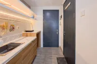 Wooden Tone Studio at Collins Boulevard Apartment By Travelio - 3-Star