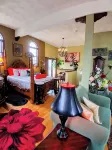 Hidden Gem Sleeps 10+! Children & Pets Welcomed! - balcony