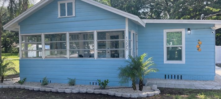 Beachy Bungalow in the heart of Dunedin; 5 minute walk to downtown Hotels in Dunedin