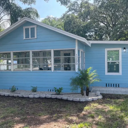 Beachy Bungalow in the heart of Dunedin; 5 minute walk to downtown