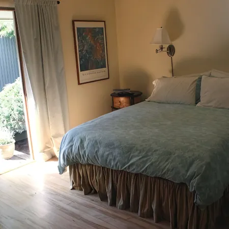 Private En Suite Large Master Bedroom With King Sized Bed