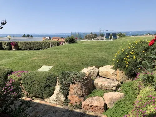 Apartment in A Villa, Large Garden with Views of the Lake and the Swimming Pool - 2-Star