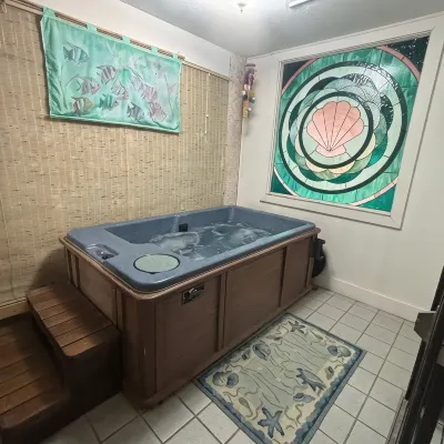 Romantic Beach Hideaway ,Private Indoor Hot Tub, Only Blocks to River Beaches - 4-Star