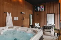 Luxury Barndominium w/ Golf Sim, Hot Tub, Home Theater, Minutes to Jim Thorpe! - Boutique