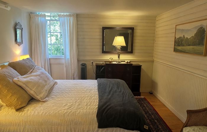 Charming 2-bedroom cottage w WiFi, AC in tranquil Syria w deck sounds Rose River