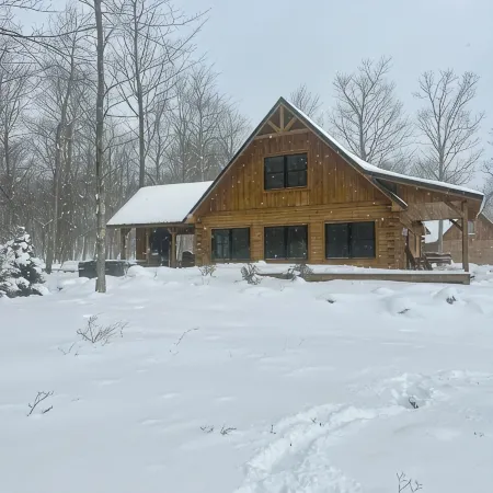Escape to Wisp Mountain.New Log Home. Near Deep Creek Lake ,Wisp Resort ,Hot Tub