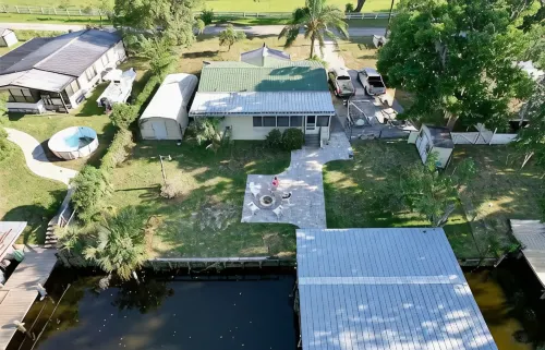 3 BR 2 BA House w/Dock on Deep Canal in Bass Capital - 3성급