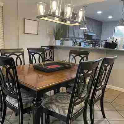 3-bedroom townhome in tranquil Modesto with AC Dining/Meeting Rooms