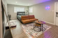 Cozy Downtown, Montrose Studio!Free parking ! - Condos