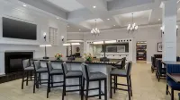 奧爾巴尼中心歡朋套房酒店 - 酒吧
