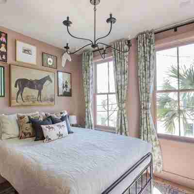 THE DELPHINE Luxury Downtown Charleston Villa, 1 Block to King + Private Pool Rooms