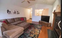 •Vibrant 4 bedroom house 2 king beds in Ankeny•