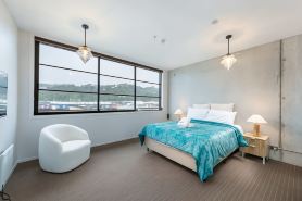 Sunny 3BR Petone Apt – Ocean Views, Walk to Shops
