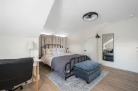 2Br Steps to Oakland Beach Near Airport