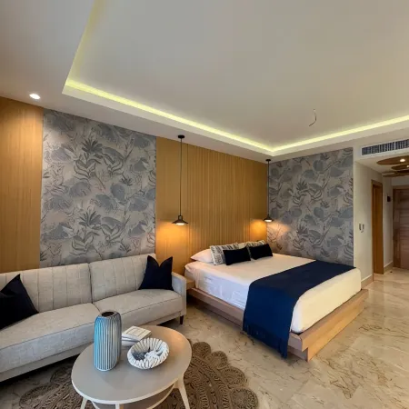 Serene Apartment in Samana, w/view of Bay, pool, gym & WiFi