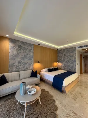 Serene Apartment in Samana, w/view of Bay, pool, gym & WiFi