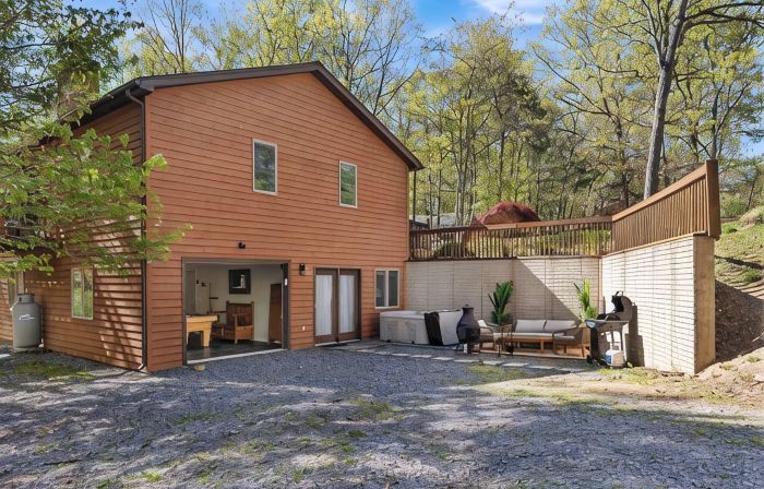 Cozy 5BR house with Hot Tub Private Patio Games Fire Pit in Massanutten
