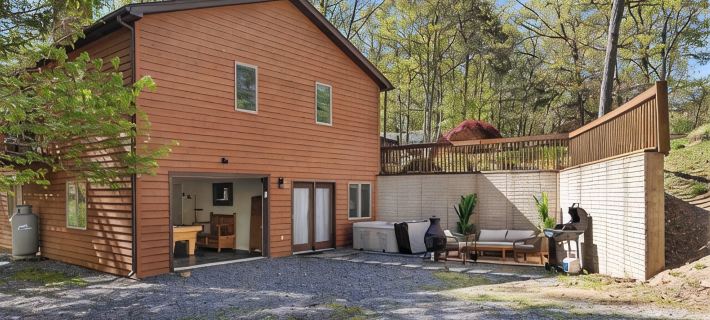 Cozy 5BR house with Hot Tub Private Patio Games Fire Pit in Massanutten Hotels in Massanutten