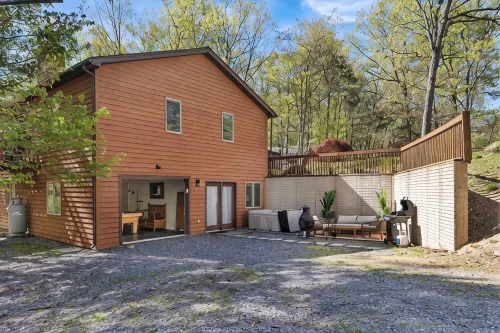 Cozy 5BR house with Hot Tub Private Patio Games Fire Pit in Massanutten