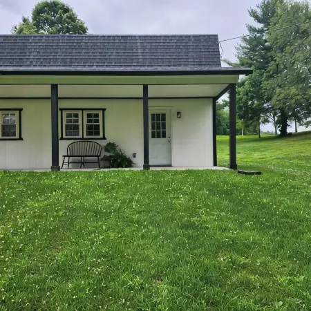 Brand new studio apartment with queen bed, queen pull out, WIFI and AC . Hotels in Wayne County
