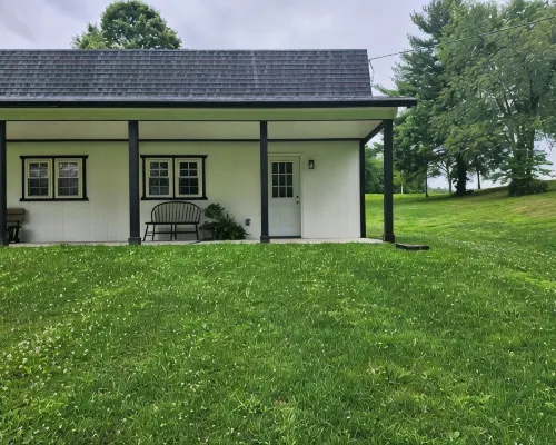 Brand new studio apartment with queen bed, queen pull out, WIFI and AC . Hotels in Wayne County
