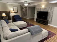 6 Bedroom, 4.5 Bathroom, 2 Kitchen - Spacious & Clean in Quiet Neighborhood - Homestays