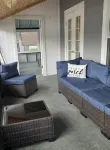 Cozy Lake house, Large Enclosed Porch, Private beach - Homestays