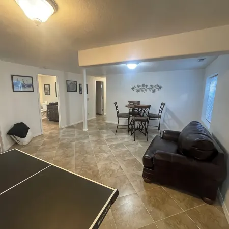 Spacious 5-bedroom house with WiFi, AC in charming Arvada