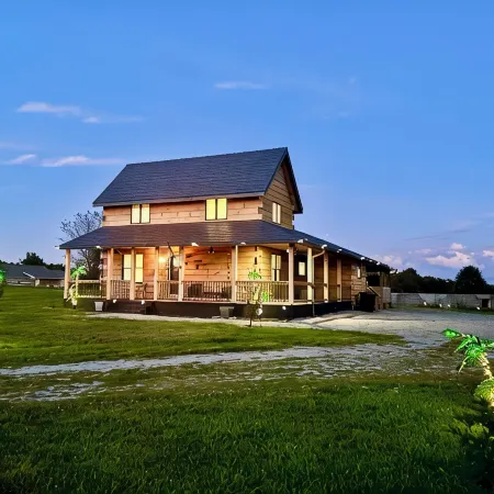 Cozy Cabin Escape • Sleeps 6 • Games • 65” TV