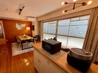 10 min walk to town and the ocean Spacious yard 鄰近金閣起雲閣的酒店