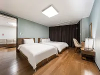 Plea de Blanc Hotel & Residence Hotels near Jangsan Station