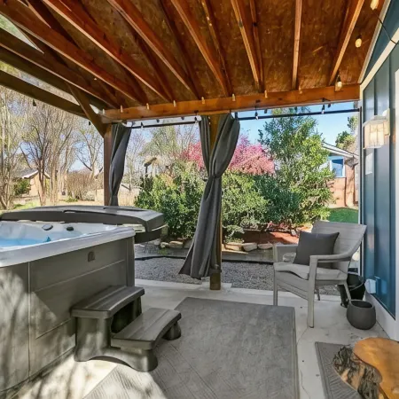Modern & Cozy, Minutes to Airport & WNC Ag Center
