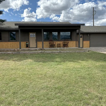 Ennis, MT: Conveniently located vacation cabin