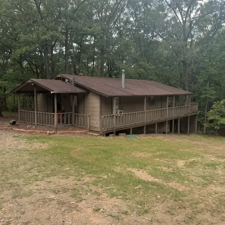 Cozy 2-bedroom cabin with WiFi, AC in charming Murfreesboro on Lake Greeson.